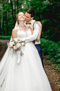 Brautpaar im Wald Hochzeitsfoto