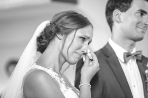 Braut weint während der kirchlichen Trauung